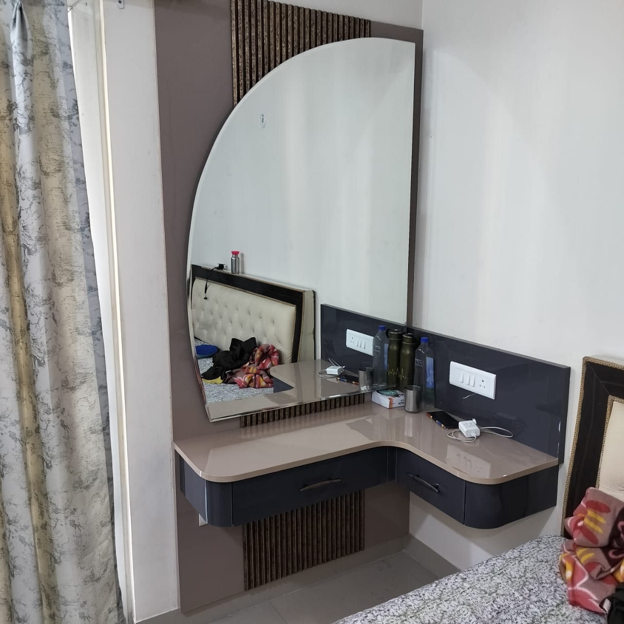 Corner dressing table with a curved mirror and fluted side panel